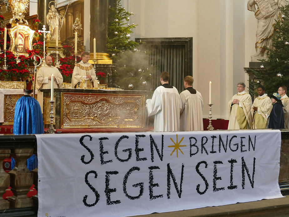 Aussendung der Sternsinger im Hohen Dom zu Fulda (Foto: Karl-Franz Thiede)